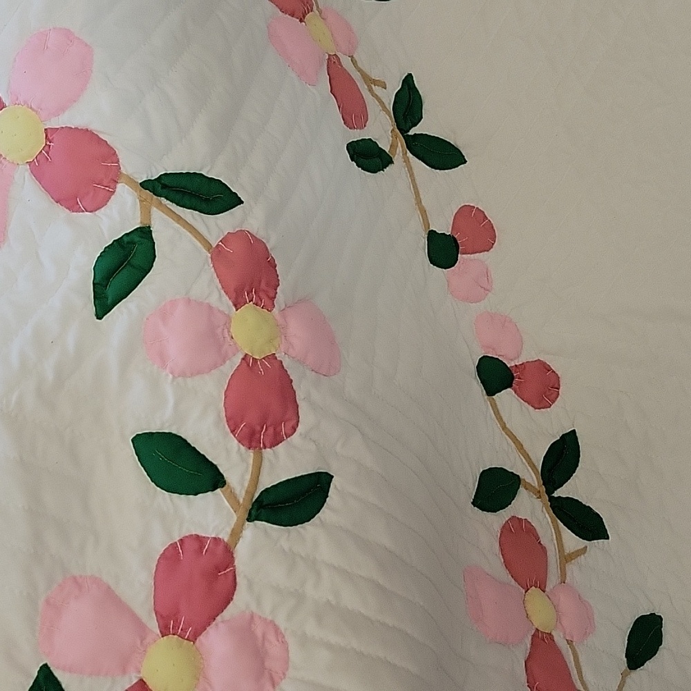 Vtg Handmade Dogwood Quilt - Picture 4 of 6